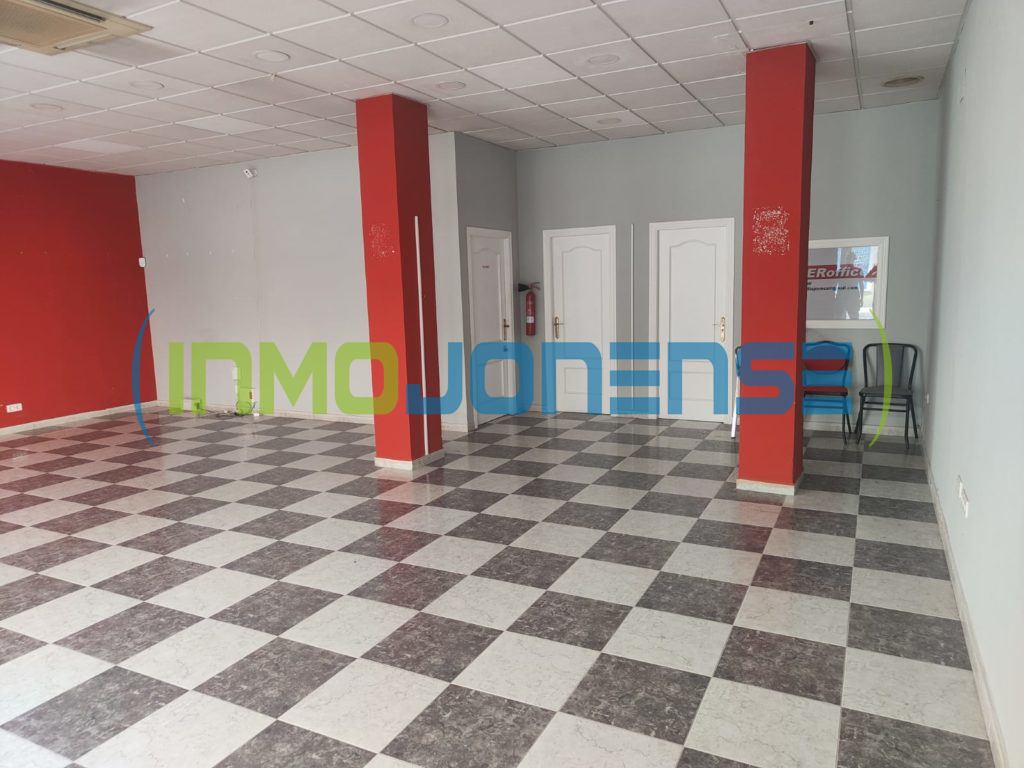 Local de 135 m² Local de 135 m²